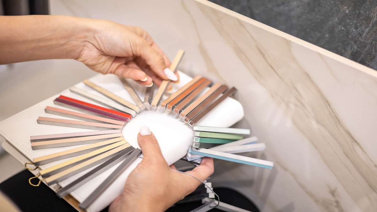 We zien hier verschillende testjes voor het bepalen van de juiste kleur en het juiste materiaal voor een badkamer.