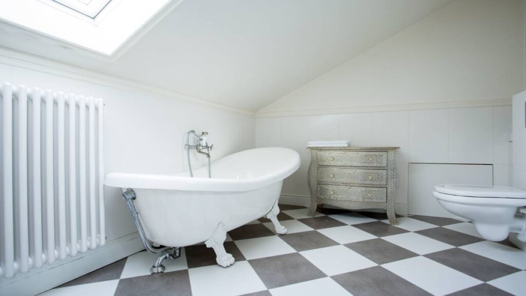 Een badkamer op zolder.