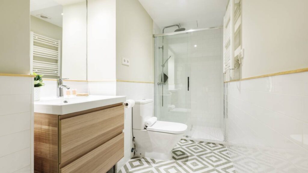 Voorbeeld van een kleine badkamer.