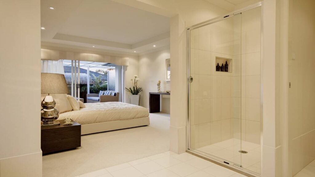 Een ruime ensuite badkamer.